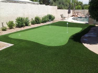 Fake Grass Care In Putting Green. Paradise Valley Fake Grass
